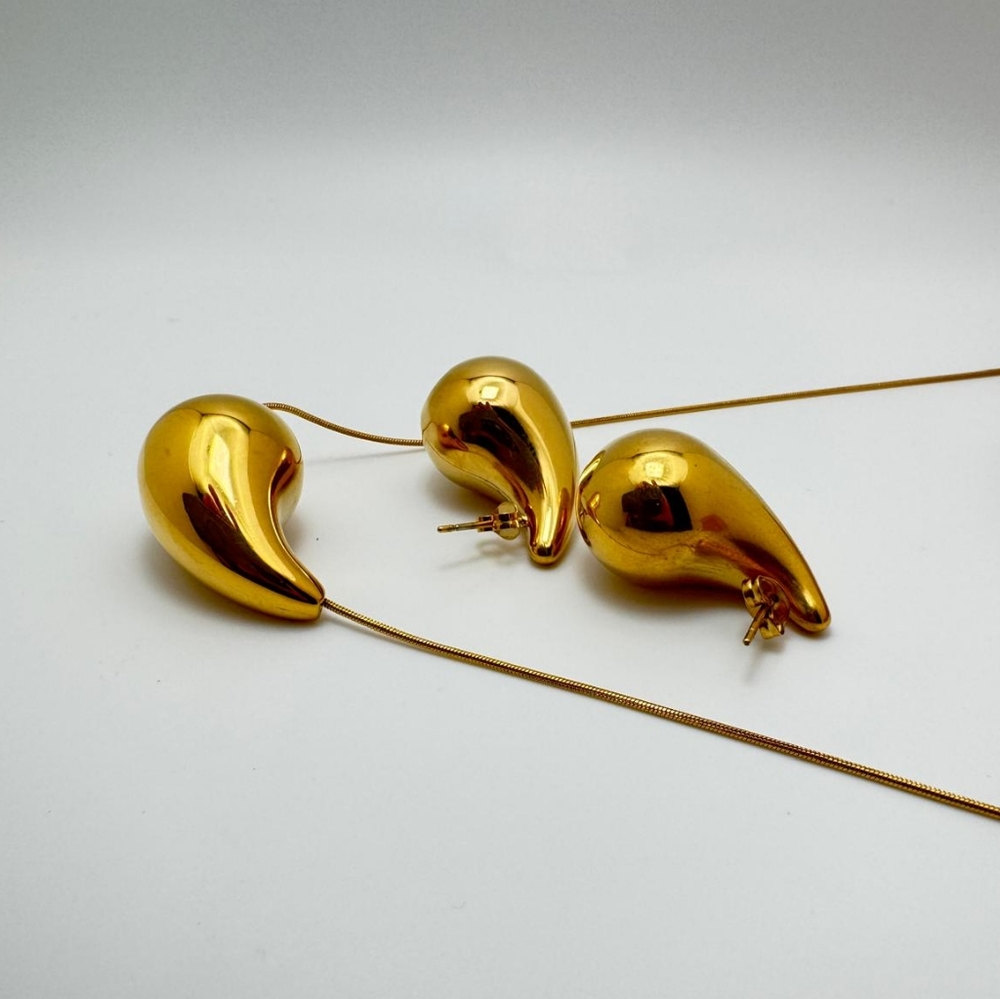 Brand New 18K Gold plated Teardrop Earrings and Necklace Set